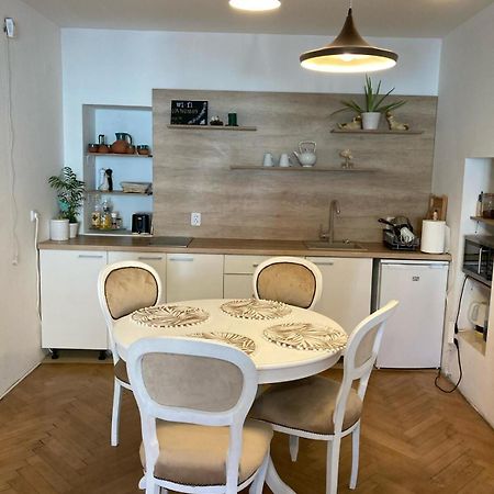 Valentina'S Apartment In City Center Brasov Bagian luar foto