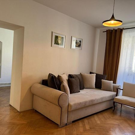 Valentina'S Apartment In City Center Brasov Bagian luar foto