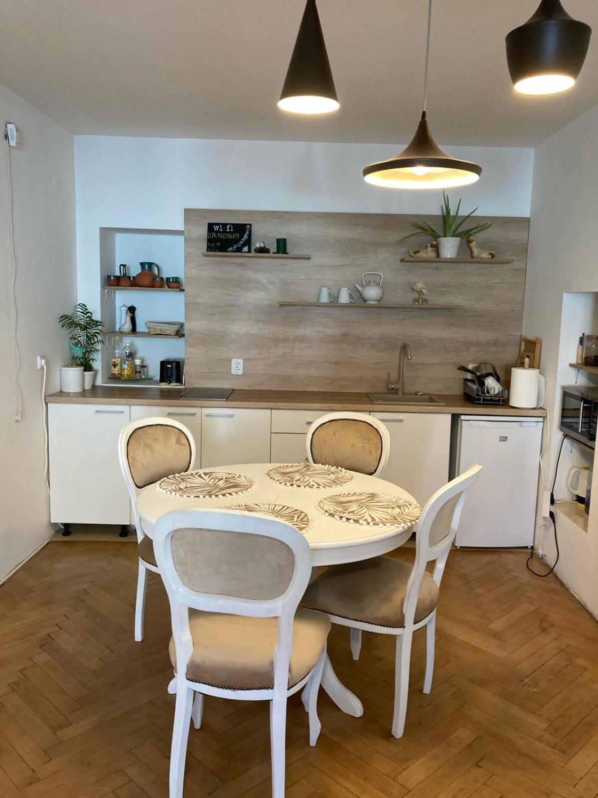 Valentina'S Apartment In City Center Brasov Bagian luar foto