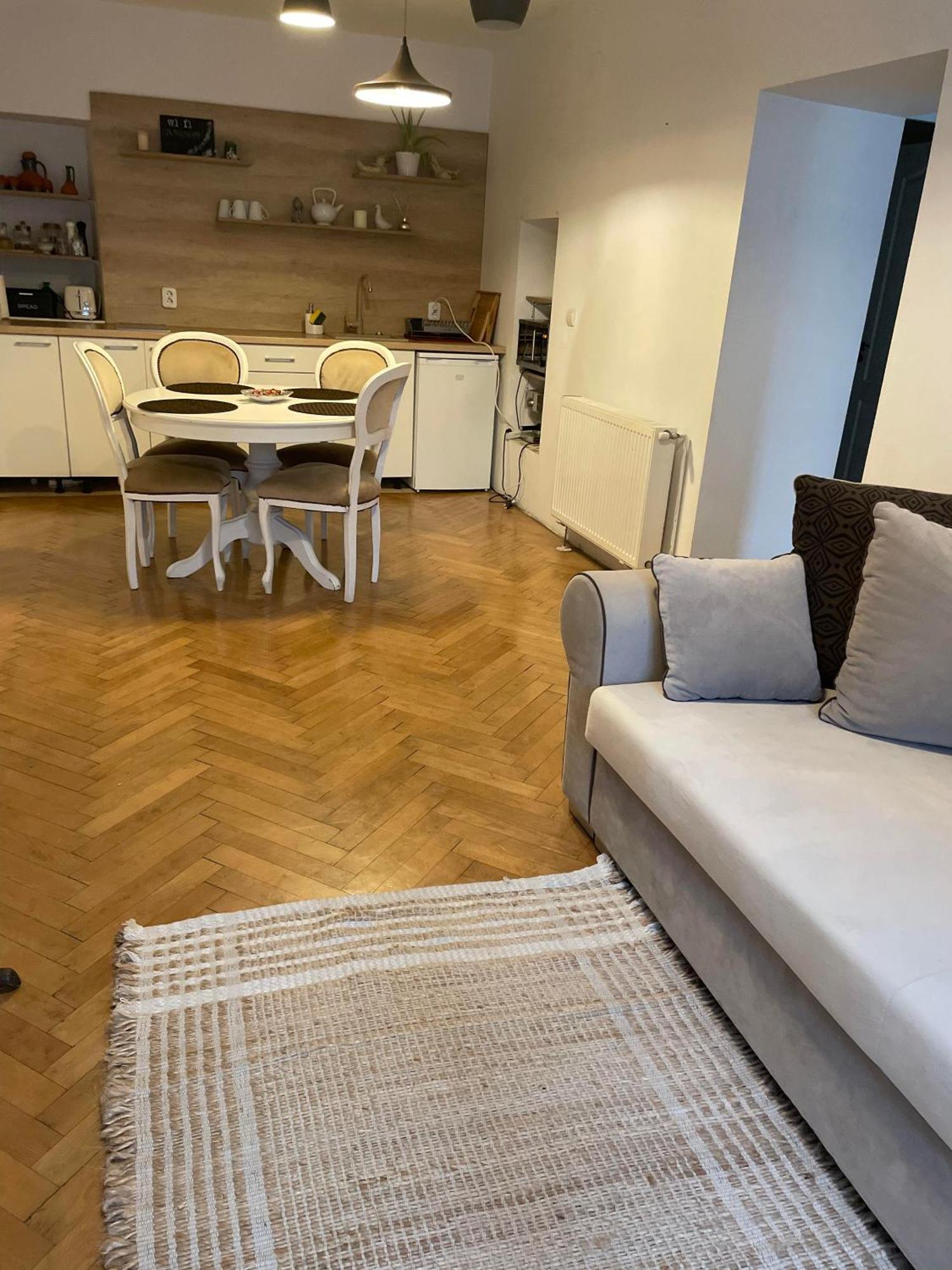 Valentina'S Apartment In City Center Brasov Bagian luar foto